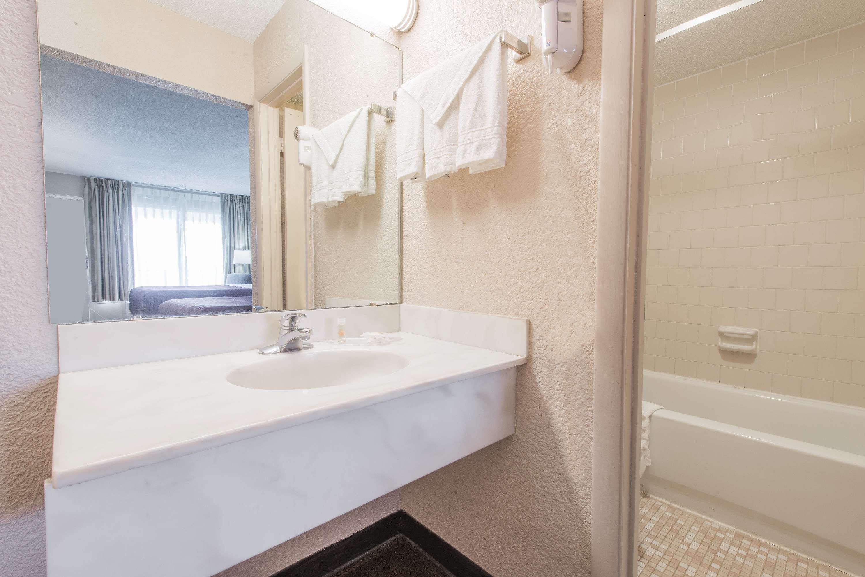 Days Inn By Wyndham Elizabethtown Exterior photo